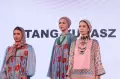 Itang Yunasz Tampilkan Koleksi Busana Muslim Hijab dengan Motif Bunga di Ramadhan Runway 2023