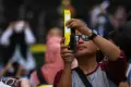 Antusiasme Warga Jakarta Menyaksikan Gerhana Matahari Hibrida di TIM