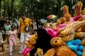 Laris Manis, Pedagang Boneka di Ragunan Dapat Omzet Rp6 Juta Sehari saat Libur Lebaran