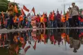 Potong Tumpeng dan Kue Warnai Aksi May Day di Palembang