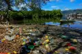 Sampah Plastik Cemari Teluk Youtefa Jayapura