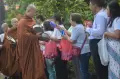 Pindapata Umat Buddha di Bekasi