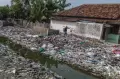 Tumpukan Sampah Sepanjang 300 Meter di Aliran Kali Tirtayasa