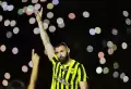 Disambut 62.000 Ribu Suporter Al-Ittihad, Karim Benzema Pamer Trofi Ballon dOr