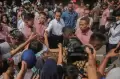 Tinjau Pasar Menteng Pulo, Jokowi Bagikan Sembako untuk Warga
