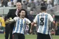 Kocak, Begini Detik-detik Messi Dikejar Suporter China yang Terobos Masuk Lapangan