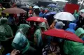 Basah Kuyub, Hujan Tak Menyurutkan Semangat Suporter Nonton Timnas Indonesia vs Argentina