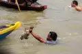 Keseruan Lomba Tangkap Bebek pada Perayaan Peh Cun