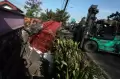 Truk Bermuatan Pupuk Timpa Rumah di Surabaya