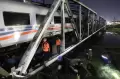 Evakuasi Truk Tronton yang Ditabrak Kereta Api di Jembatan Madukoro Semarang