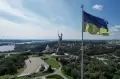 Emblem Palu Arit Raksasa Dilepas dari Patung Motherland di Ukraina