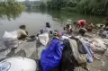 Kekeringan, Warga Bogor Cuci Baju Hingga Mobil di Sungai Cileungsi