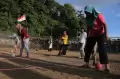 Main Bola Pakai Terong di Ternate, Ibu-ibu Super Semangat