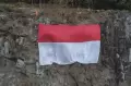 Pengibaran Bendera Merah Putih di Tebing Mandalare