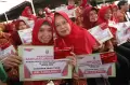 Gubernur Jawa Timur Serahkan BLT Dana Bagi Hasil Cukai Hasil Tembakau ke 5.030 Pekerja IHT