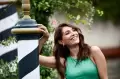 Mantan Bond Girl Nan Aduhai Pimpin Seremoni Pembukaan Festival Film Cannes
