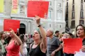 Demonstran Bawa Kartu Merah Semprit Bos Federasi Sepak Bola Spanyol
