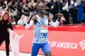 Toreh Rekor Dunia Marathon, Kelvin Kiptum Kecup Garis Finis