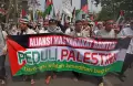 Aksi Protes Pembantaian Warga Palestina, Massa Injak Bendera Israel