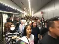 Penonton Konser Coldplay Berdesakan Naik Kereta MRT