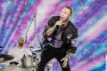 Tampil Perdana di Indonesia, Begini Aksi Vokalis Coldplay Chris Martin di GBK