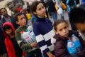 Potret Pilu Anak-Anak Palestina Antre Air Bersih di Gaza