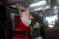 Penjualan Pernak-pernik Natal di Pasar Asemka