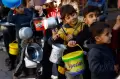 Bertahan Hidup dari Kelaparan, Anak-anak Palestina Rela Antre Demi Mendapatkan Makanan