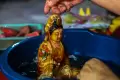 Potret Pencucian Patung Dewa dan Dewi di Kelenteng Dewi Kwan Im Palembang