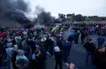 Protes Pajak-Impor Murah, Petani Spanyol Blokade Jalan Pakai Ban Bekas