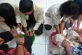 Momen Haru Ritual Basuh Kaki Orang Tua di Gang Pinggir Semarang