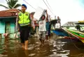 Potret Pendistribusian Logistik Pemilu ke TPS Alternatif di Perairan yang Terendam Banjir