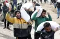 Kelaparan, Warga Palestina Nekat Berebut Tepung di Dekat Pos Pemeriksaan Israel
