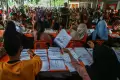 Potret Pembagian Bantuan Beras Bulog di Palembang
