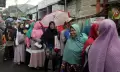Potret Warga Jakarta Antre Beras Bulog