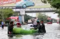 Potret Prajurit Banteng Raiders Berjibaku Evakuasi Warga Terdampak Banjir di Semarang