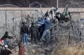 Terobos Kawat Berduri, Ratusan Imigran Serbu Perbatasan AS-Meksiko