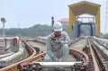 Melihat Perawatan Rel Kereta LRT Jakarta