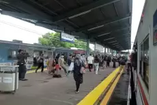 KRL Commuter Line Alami Gangguan di Jalur Stasiun Pasar Minggu