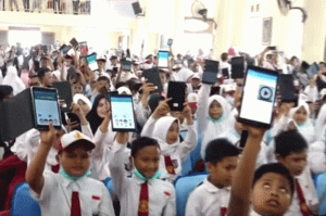 Alhamdulillah, Ribuan Siswa Tak Mampu di Makassar Dapat Bantuan Tablet