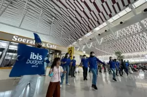 Ibis Budget Makassar Flashmob dan Bagi Souvenir di Bandara Sultan Hasanuddin