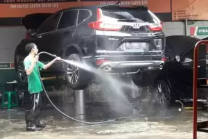 Wajib Tahu! 5 Alasan Jangan Menunda Cuci Mobil di Musim Hujan