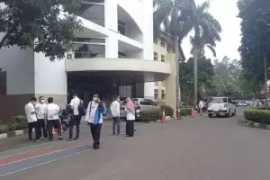 Panik dan Gemetar, Karyawan Kominfo Tangerang Berlarian Keluar Gedung Tanpa Sepatu
