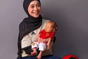 Baby Leslar Pakai Outfit Seharga Rp5,3 Juta, Warganet: Setara Uang Semesterku