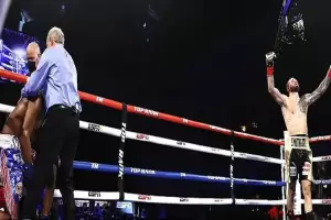 Joe Smith Pukul KO Musuhnya, Pertahankan Sabuk Berat Ringan WBO