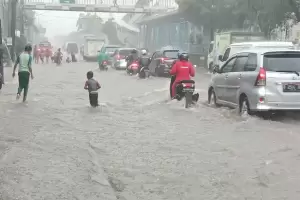 Hujan Lebat, Sejumlah Ruas Jalan di Pademangan Terendam Banjir