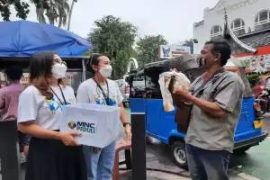 Waspada Omicron di Jakarta, MNC Peduli Bagi-bagi Paket Kesehatan di Gondangdia