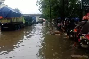 Saluran Air Tol JORR II Tersumbat, Kota Tangerang Kebanjiran