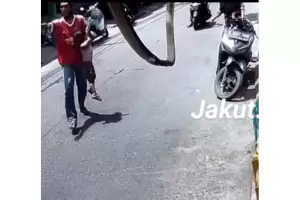 Viral, Kakek Gendong Cucu Kejar Maling Motor di Tanjung Priok