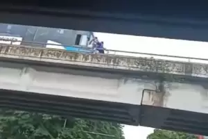 Detik-detik Khaerun Sopir Transjakarta Gagalkan Wanita Bunuh Diri di Jembatan 3 Penjaringan